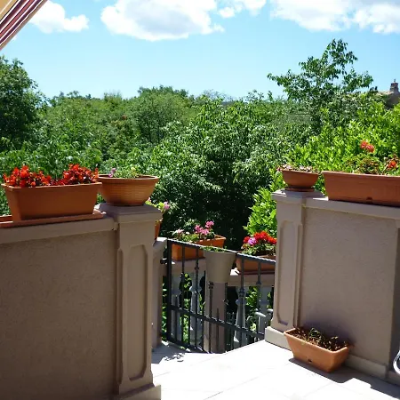 Mavri Apartment Risika